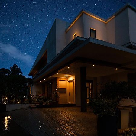 Villa 41 By Stayvista - A Chic Retreat With A Pool, Poker Table, And A Theater Room Lonavla Exterior foto